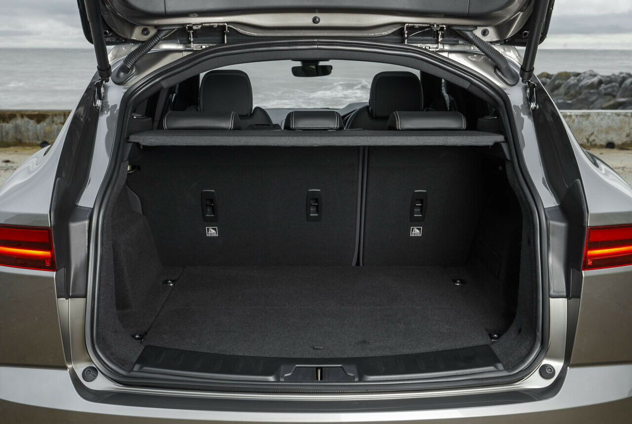In den Kofferraum passen 557 bis 1.234 Liter, kein Rekordwert. Dafür können fünf Telefone per USB gleichzeitig geladen werden