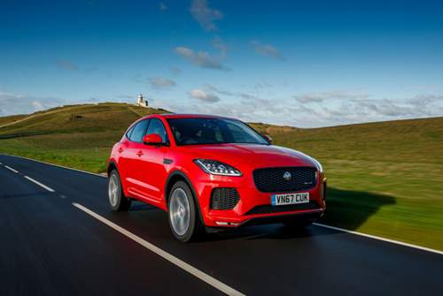 Wir testeten den 180-PS-Diesel in einem First-Edition-Modell des Jaguar E-Pace Highlights: Eigene Farbe (Caldera Red) und Panoramadach serienmäßig