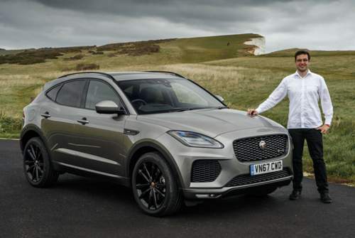 MOTOR-TALK-Redakteur Sven Förster mit dem Jaguar E-Pace vor den Klippen von Heady Beach nahe Brighton