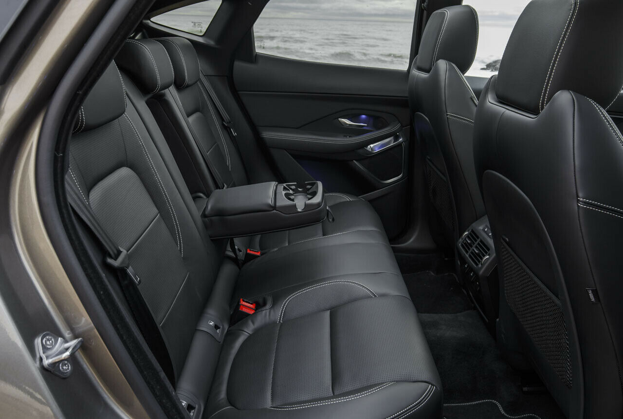 Im Jaguar E-Pace können Erwachsene hinten bequem sitzen - lange Sitzauflage, angenehme Lehnenneigung. Gut so, denn verstellbar ist sie nicht