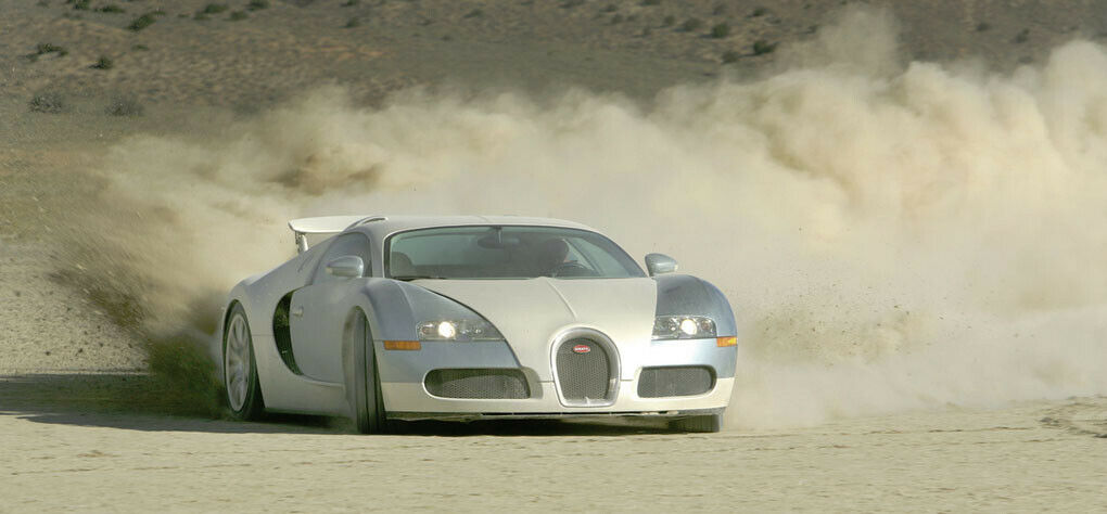 Der Veyron in der Wüste von Nevada. Anita Krizsan betreut ihre Kunden rund um die Welt und würde einen Schlüssel auch hier übergeben.