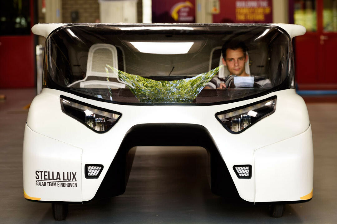 Die Höchstgeschwindigkeit des Solar-Autos "Stella Lux" geben die Erbauer mit 125 km/h an