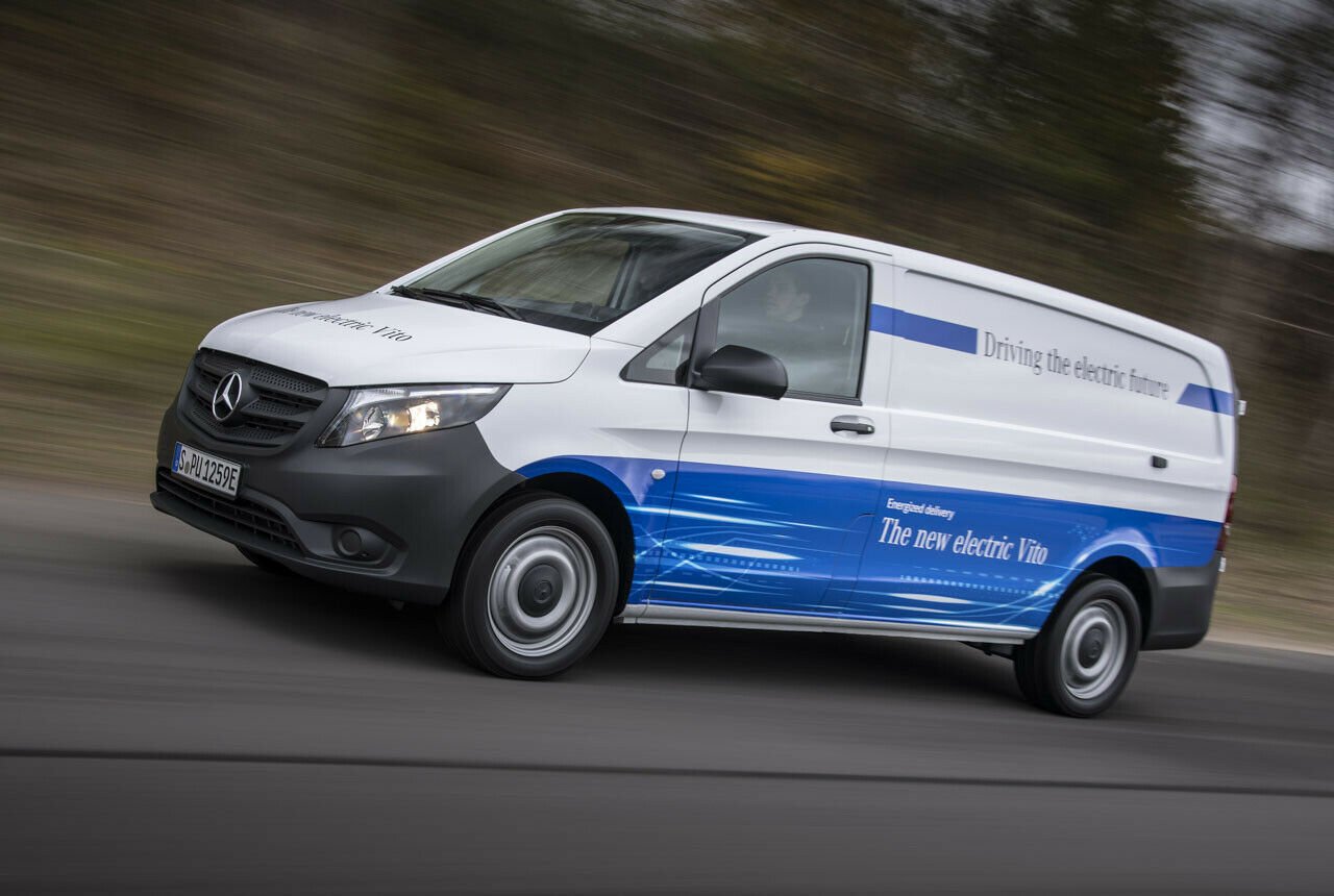 Die Reichweite gibt Daimler mit 150 Kilometern an, "wenn das Auto unbeladen ist, konstant 80 fährt und der Fahrer nicht heizt". 100 Kilometer sollen auch unter widrigen Umständen möglich sein