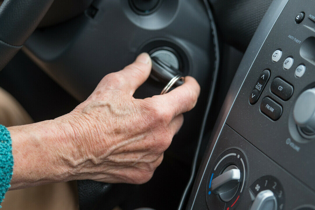 Ist eine Autotür nicht richtig geschlossen, verbrauchen die Steuergeräte im Wagen weiterhin Strom. Das kann das zu Startproblemen führen