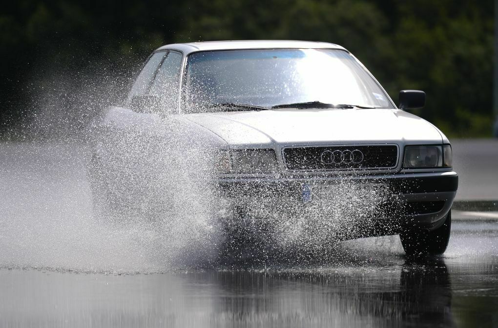 Auf nassen Straßen verlieren Autos leicht die Bodenhaftung - und das kann böse enden