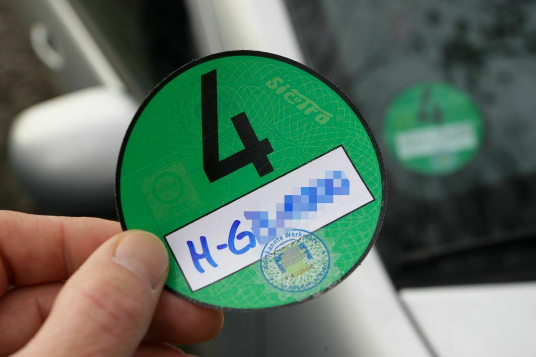 Die auf der Umweltplakette eingetragene Nummer und das Kennzeichen müssen übereinstimmen