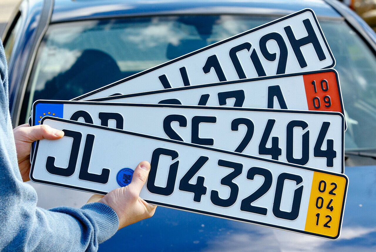 So makellos sehen Kennzeichen nicht immer aus, mit den Jahren können die Buchstaben und Zahlen verblassen. Manche Autofahrer bessern mit Lackstift nach. Das könnte rechtliche Probleme nach sich ziehen