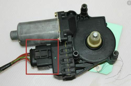 Kabel angeschlossen am eFH Motor