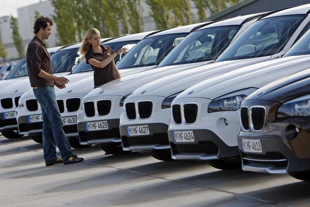 Ein junges Paar beim Autokauf