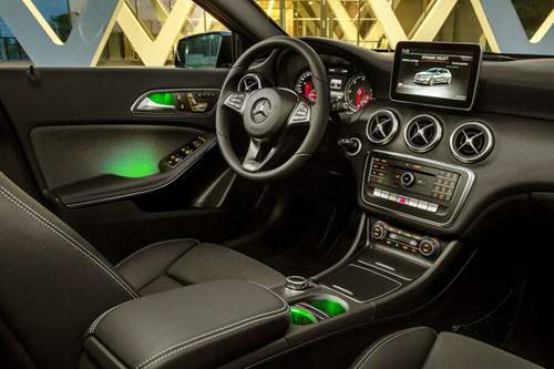 Mercedes bietet im Cockpit der A-Klasse eine Ambientebeleuchtung in zwölf Farben an