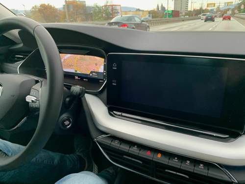 Monitor schwarz während der Fahrt