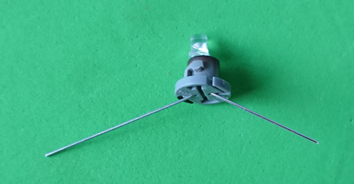 LED mit Widerstand in Fassung stecken