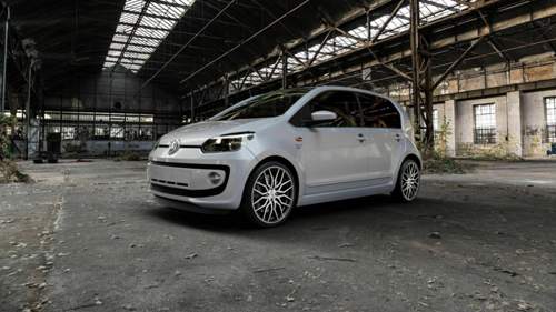 Dotz-limerock-gunmetal-polished-felge-mit-reifen-grau-silber-mehrfarbig-anthrazit-in-17zoll-alufelge-auf-silbernem-volkswagen-vw-up-mit-15mm-tieferlegung-industriehalle-1-camera-000