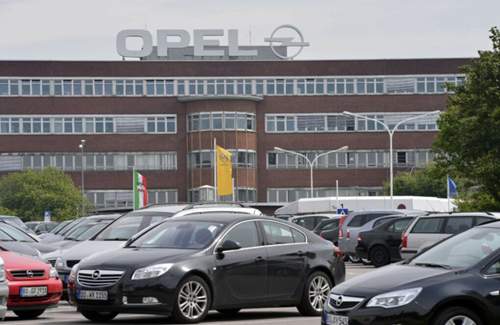 Vorm Opel-Werk in Bochum