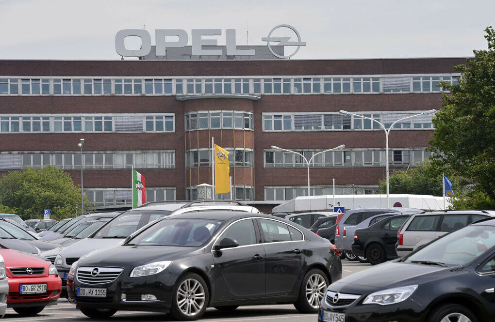 Vorm Opel-Werk in Bochum
