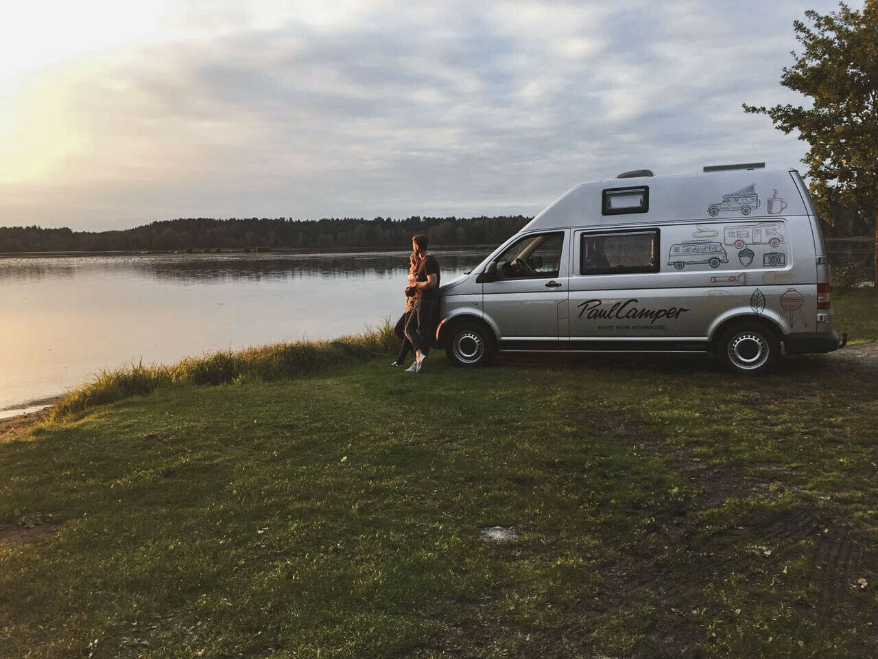 Camping-Urlaub steht für Idylle und Abgeschiedenheit. Doch so naturverbunden stehen heute die wenigsten. Europaweit sind viele Wohnmobilstellplätze überfüllt, zumindest in der Hauptsaison