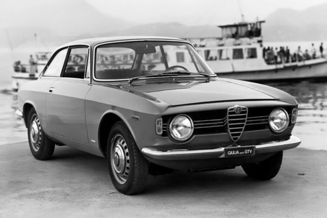 So sah die Alfa Romeo Giulia Sprint GT von Bertone ab 1963 aus. Charakteristisch: die Motorhaube mit der Kante