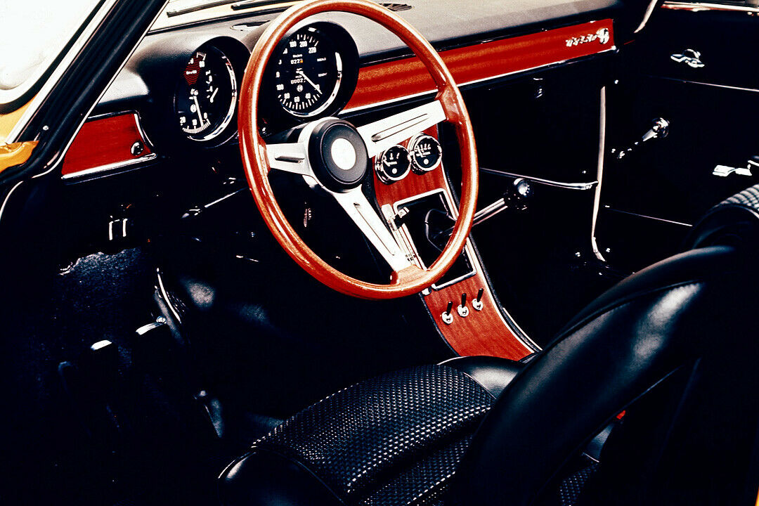 Der Innenraum mit charakteristischem Dreispeichen-Lenkrad. Hier in einem 1750 GT Veloce