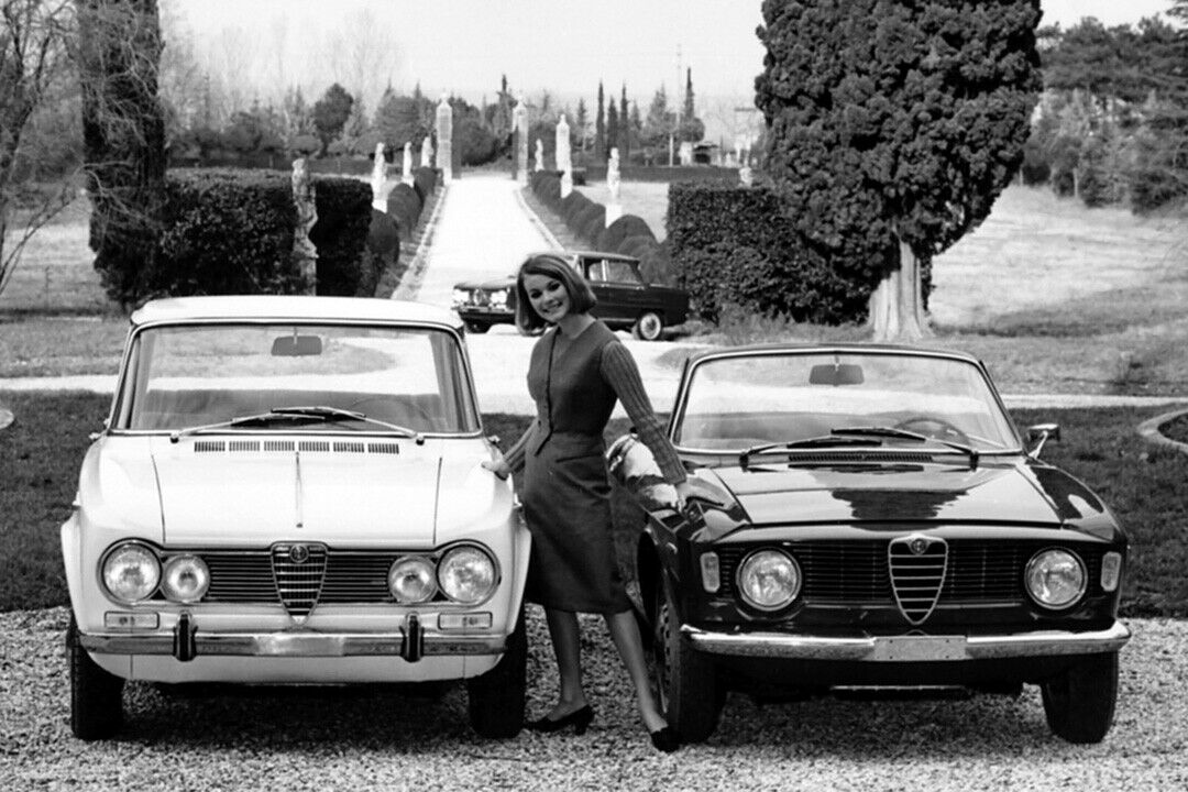 Eine Giulia Limousine und das Giulia 1600 GT Cabrio Touring. Dazwischen eine unbekannte italienische Schönheit