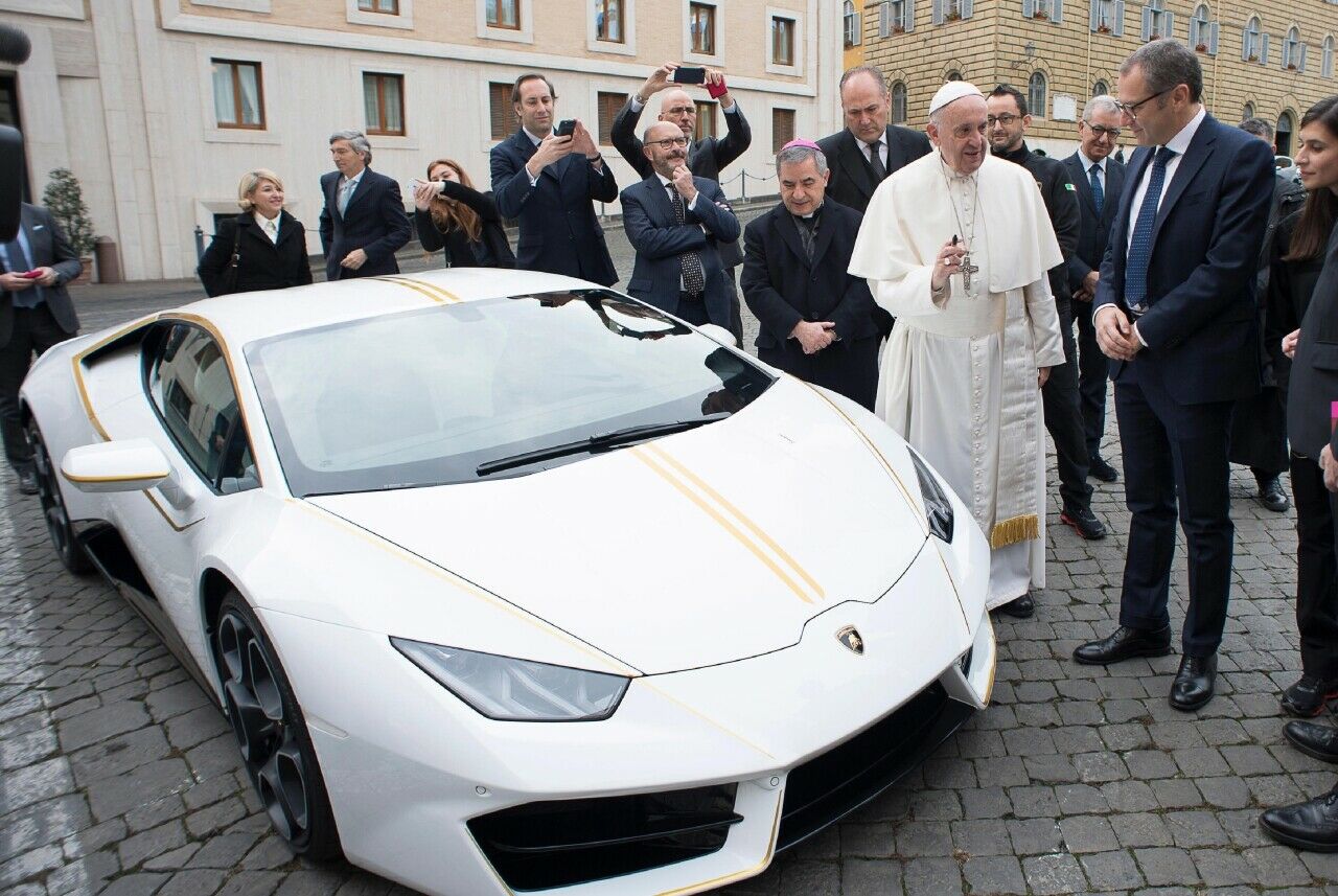 Geschenkt, aber abgelehnt: Dieser Lambo kommt unter den Hammer. Der päpstliche Vorbesitzer signierte und segnete den Wagen