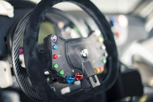 Alex Zanardi fährt mit einem Spezial-Lenkrad mit einem Kranz für das Handgas