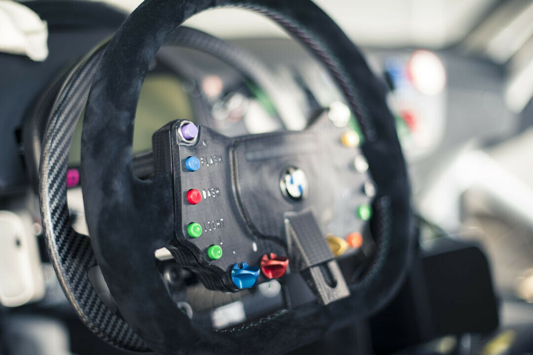 Alex Zanardi fährt mit einem Spezial-Lenkrad mit einem Kranz für das Handgas