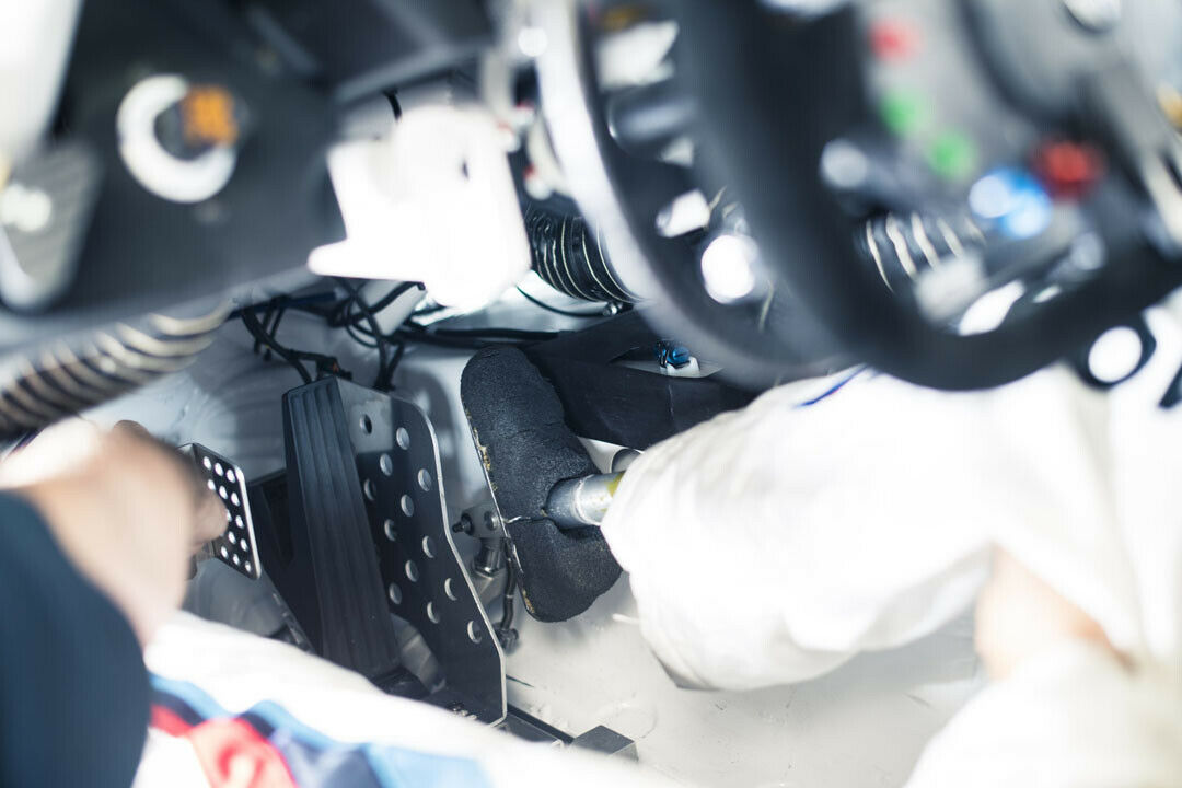 Ein Extra-Bremspedal ermöglicht Zanardi das Fahren des Z4. Das Blech links davon trennt es vom "Bereich" der Teamkollegen ab