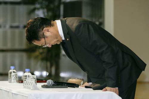 Toyota-Konzernchef Akio Toyoda entschuldigt sich für Festnahme der Kommunikationschefin Julie Hamp