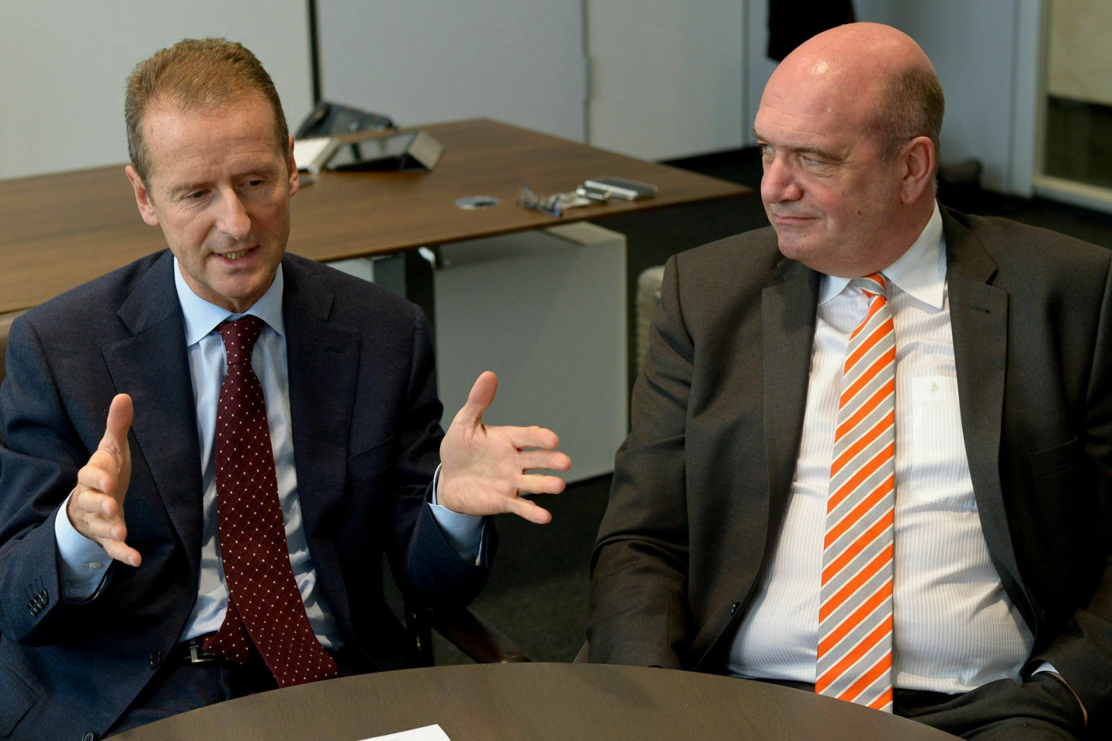 VW-Chef Herbert Diess und VW-Betriebsratschef Bernd Osterloh (Archivbild)