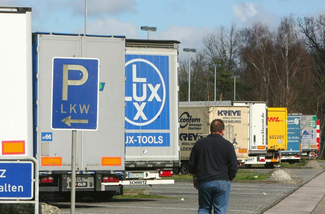 Auf einem Autobahnparkplatz (hier BAB 7) hat die niedersächsische Polizei einen betrunkenen Autodieb gestellt