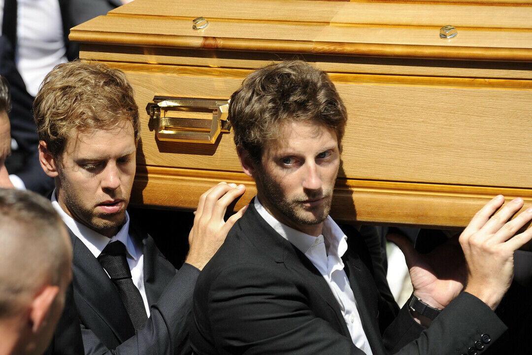 Sebastian Vettel (Ferrari) und Romain Grosjean (Lotus) trugen den Sarg des verstorbenen Formel-1-Plioten
