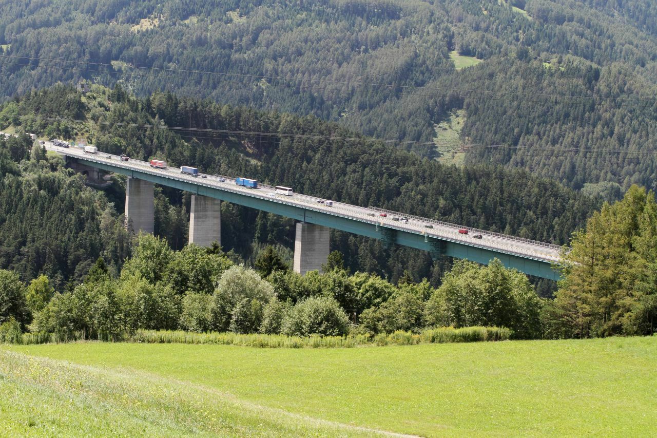 Die Europabrücke ist ein Teil der Brenner-Autobahn. Wer von Österreich nach Italien fährt, passiert drei unterschiedliche Mautsysteme: Tageweise in Österreich, eine Gebühr pro Passage auf dem Brenner sowie eine kilometerweise Abrechnung in Italien