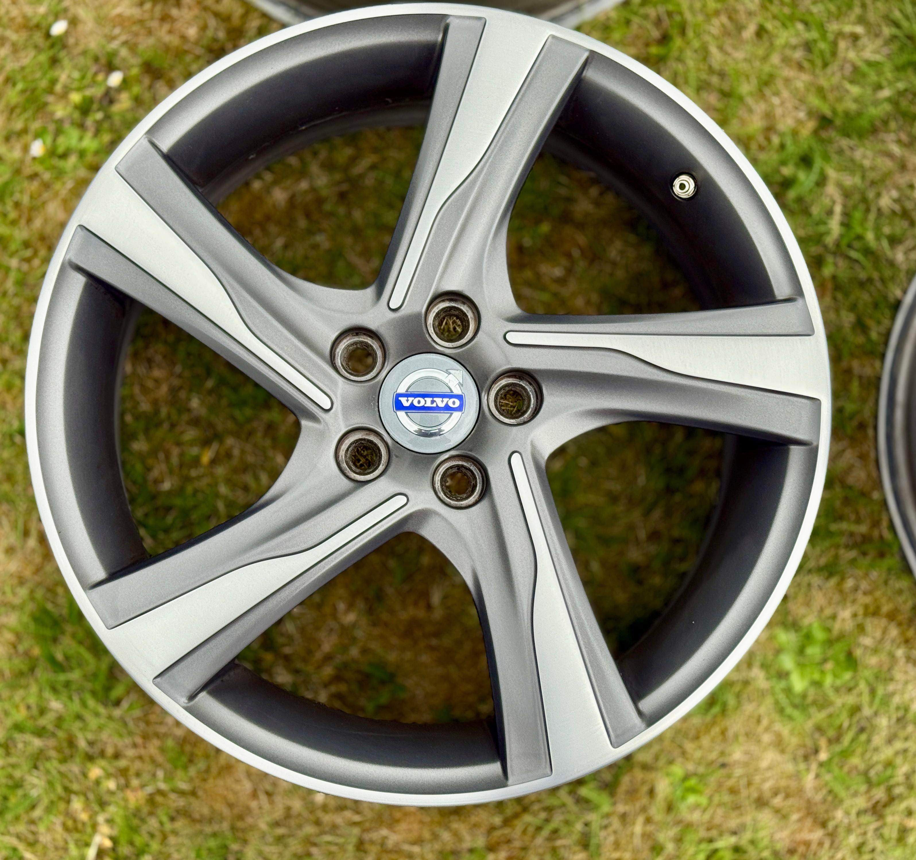 Biete Volvo Ixion 1 8x18 ET55, frisch überholt/wie neu, 3136218, inkl. Nabendeckel und Metallventile
