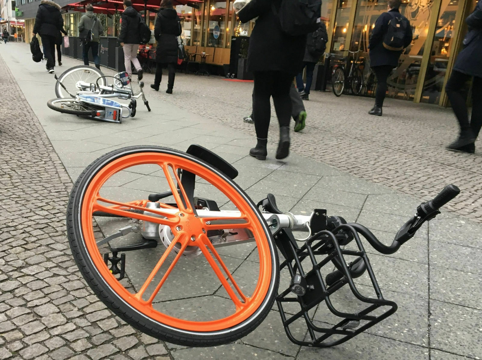 Vielerorts, so wie hier in Berlin, werden die Räder der Bike-Sharing-Dienste achtlos am Wegrand liegen und stehen gelassen