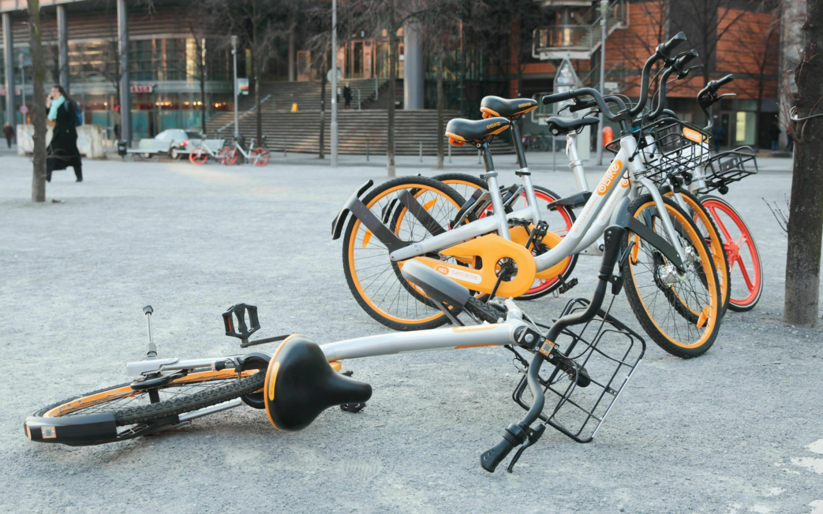 Räder des Anbieters Obike: Mit der Entsorgung defekter Räder gibt es in vielen Städten ein Problem. München prüft nun, ob die Stadt dies selbst tun darf