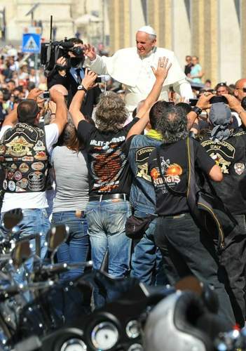 Take the world in a love embrace: Rocker feiern den Papst