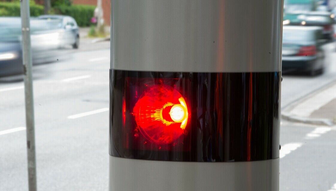 Kein Nummernschild, dafür Helm: da wähnte sich ein Motorradfahrer sicher vor Verfolgung und raste immer wieder an denselben Blitzern vorbei