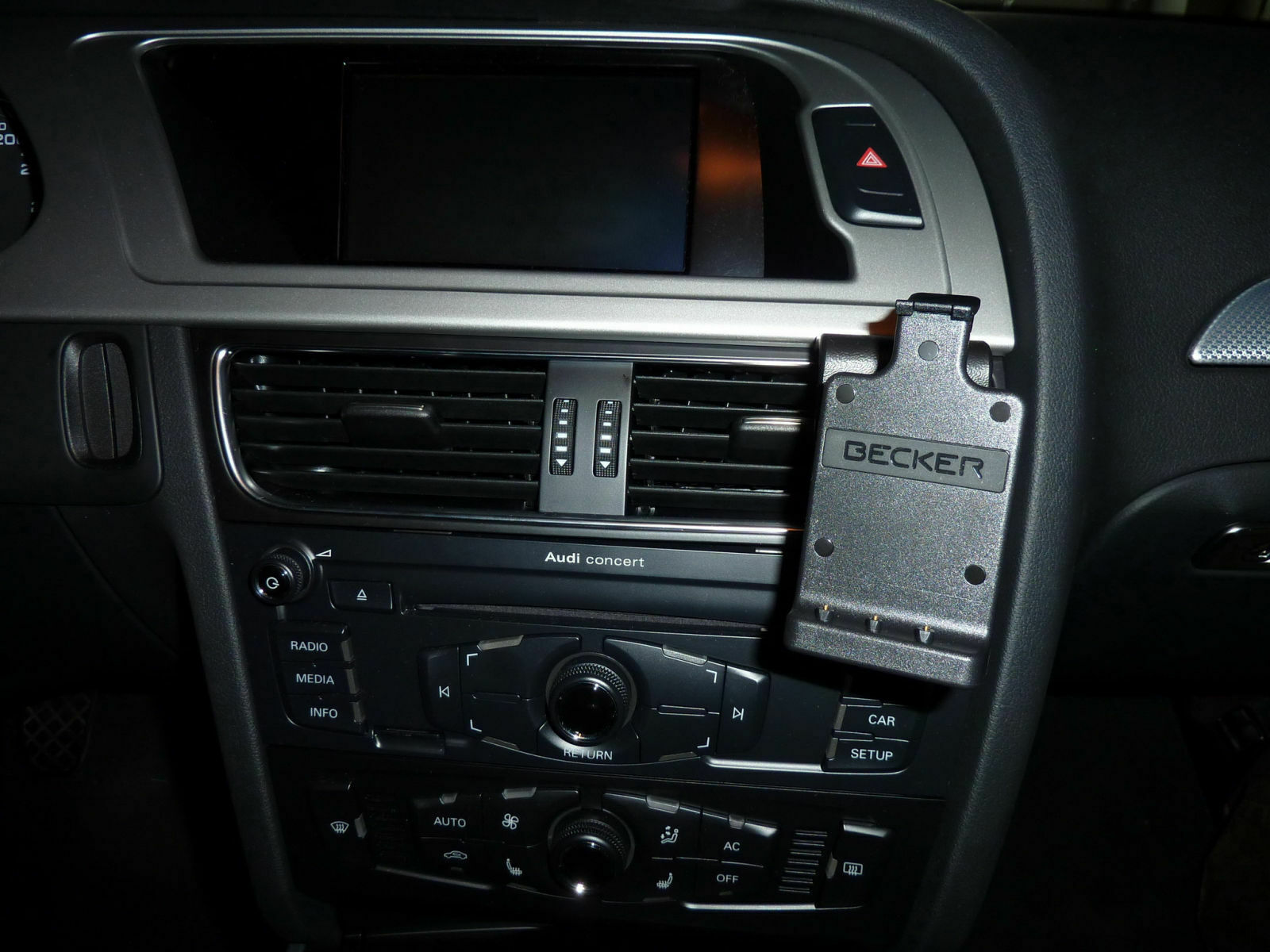 Bilder von im A4/A5 eingebaute mobile Navigationssysteme?