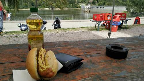 Pause mit Wurst und Apfelschorle.jpg