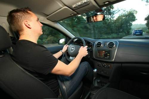 Redakteur Constantin Bergander als Dacia-Lenker