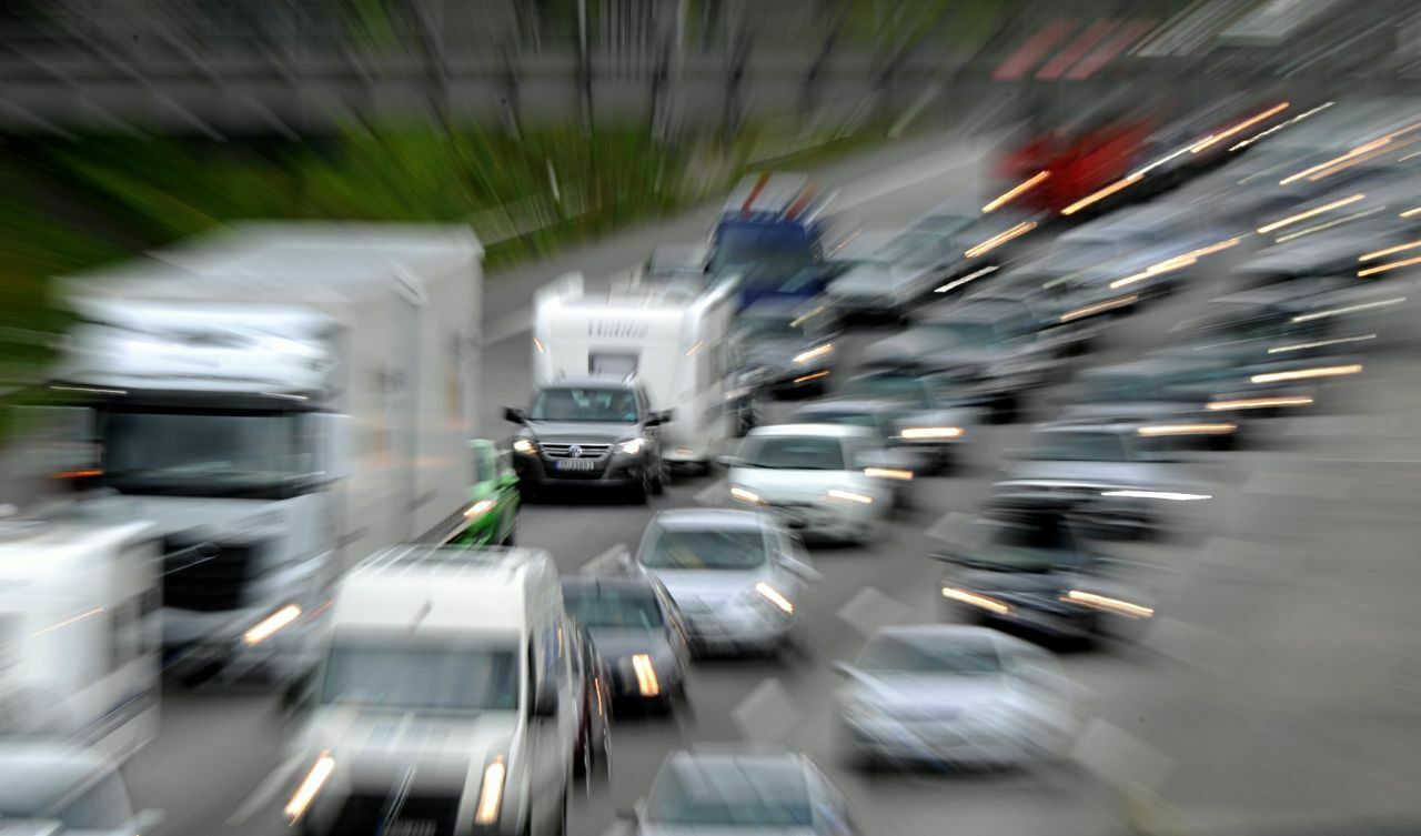 Stau auf der A7 in Hamburg: In großen Städten legen fünf bis zehn Prozent der Berufstätigen weite Wege zur Arbeit zurück