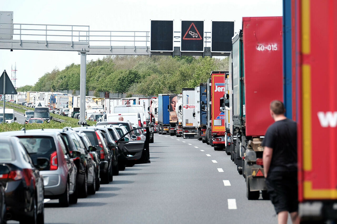 Ein absichtliches Blockieren der Rettungsgasse kann als unterlassene Hilfeleistung oder Nötigung gewertet werden