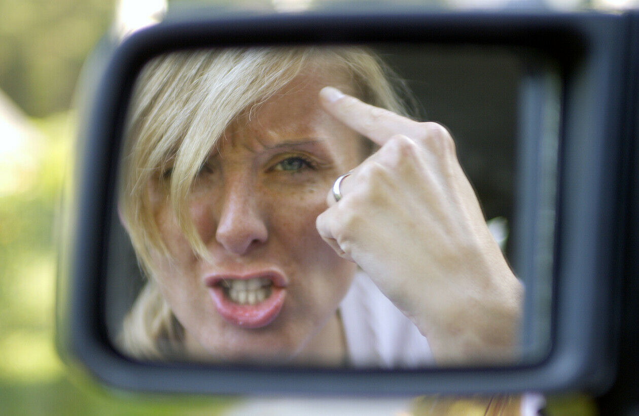 Wer als Autofahrer einem anderen "den Vogel zeigt", kann wegen Beleidigung angezeigt werden