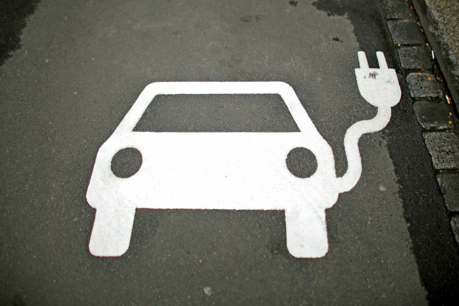 Hier könnte ein E-Auto parken: Bis zu 300.000 Fahrzeuge könnten theoretisch subventioniert werden