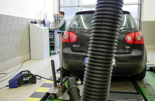 Abgasmessung bei einem älteren VW Golf mit Dieselmotor: Haben auch andere Hersteller geschummelt?