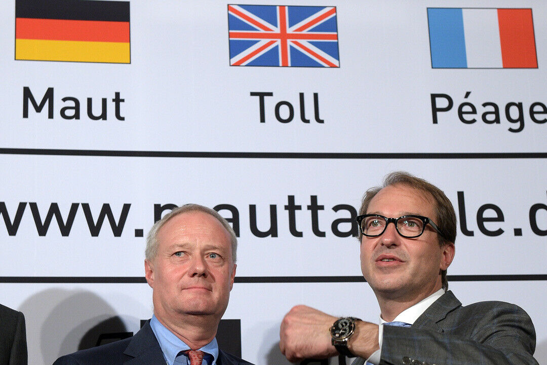 Bundesverkehrsminister Alexander Dobrindt (rechts) und Hanns-Karsten Kirchmann, Vorsitzender der Toll Collect-Geschäftsführung