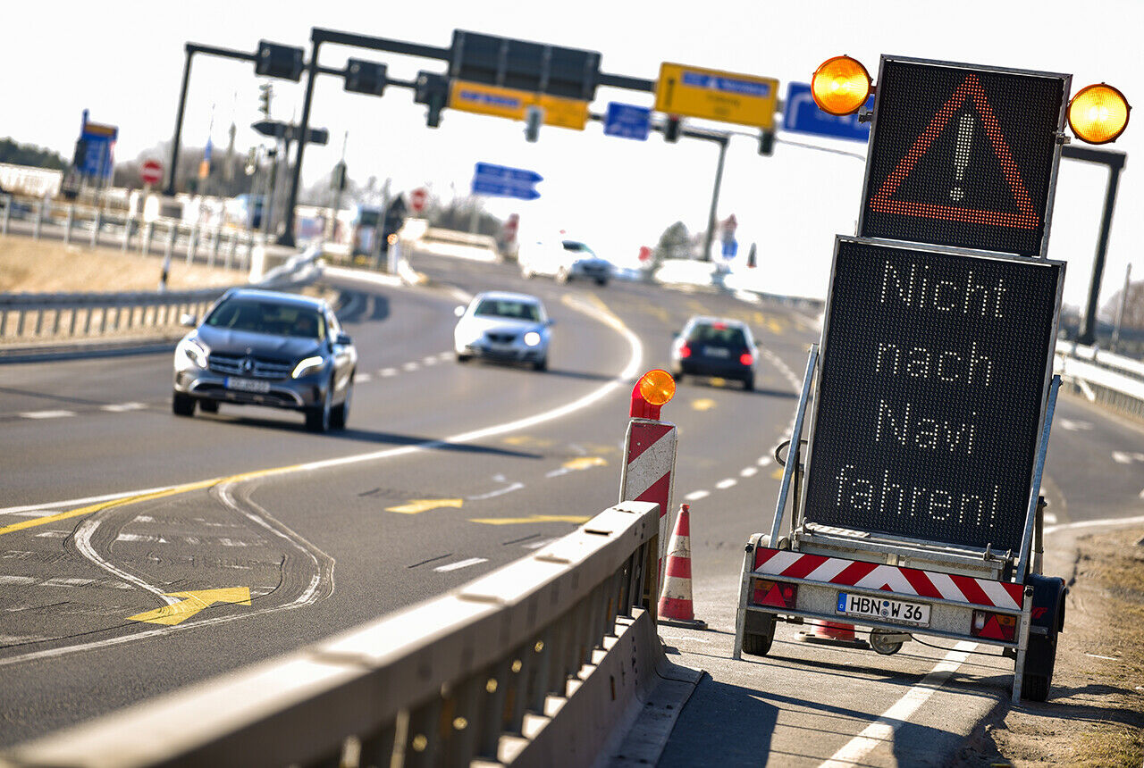 Die veränderte Verkehrsführung an der Auffahrt hat immer wieder zu Unfällen geführt. Das neue Schild soll dies verhindern