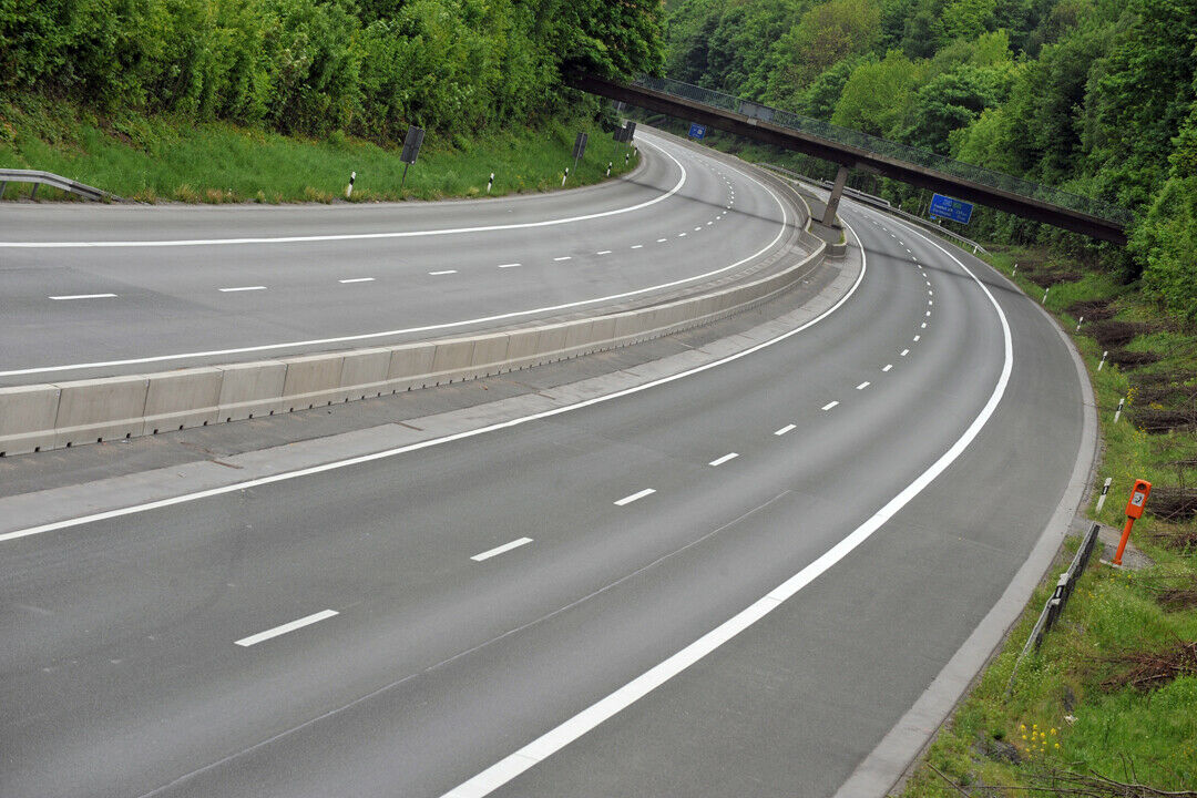 Gleich zweimal wendete ein Lkw-Fahrer auf der Autobahn (Beispielbild). Zuerst hörte der 42-Jährigen auf sein Navi, dann auf die Polizei