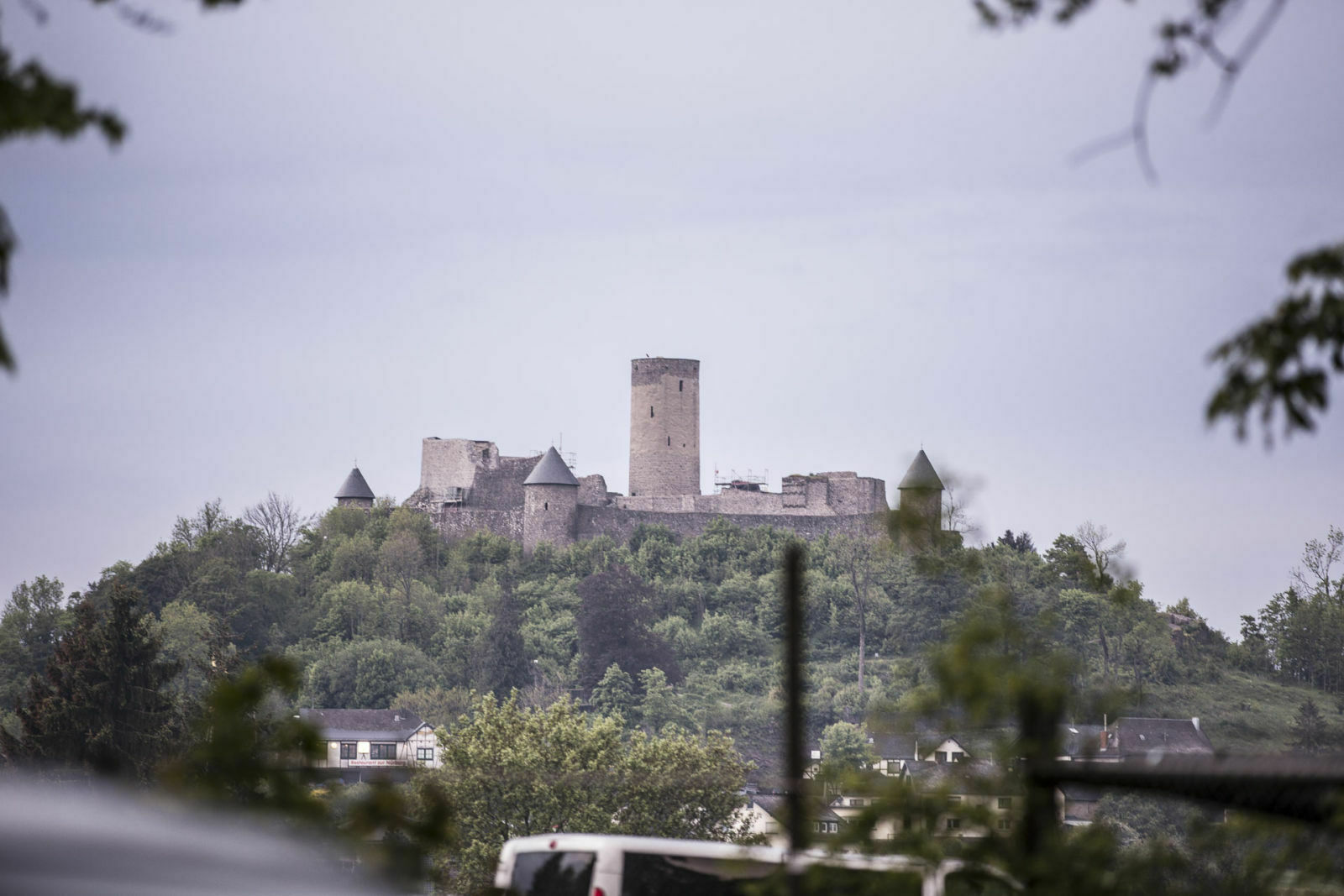 "Siehst du die Burg, kommt schlechtes Wetter. Siehst du die Burg nicht, ist schlechtes Wetter."