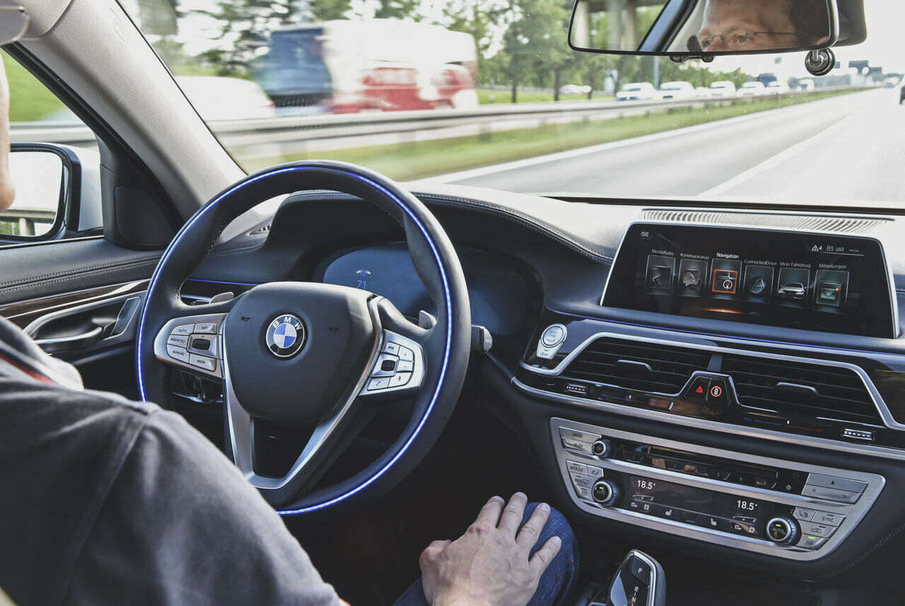 Zunächst wird BMW Level-3-Autonomie in Serie bringen. Das heißt für die Münchner: ein reiner Autobahn-Modus